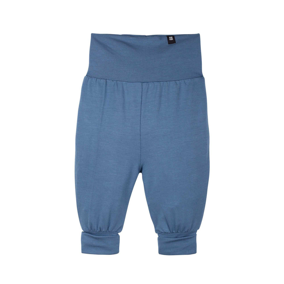 Leichte Baby-Hose aus kühlendem Tencel in Denim – nachhaltig produziert in Europa. Erhältlich in Winterthur, Zürich.
