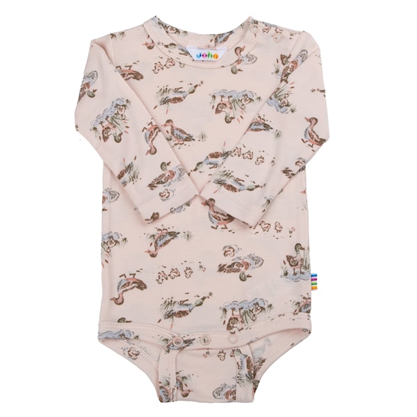 Rosa Langarm-Body mit niedlichem Enten-Print von Joha aus Bambus-Viskose. Mit Druckknöpfen an der Schulter und im Schritt für einfaches Anziehen. Atmungsaktiv, weich und perfekt für empfindliche Babyhaut.