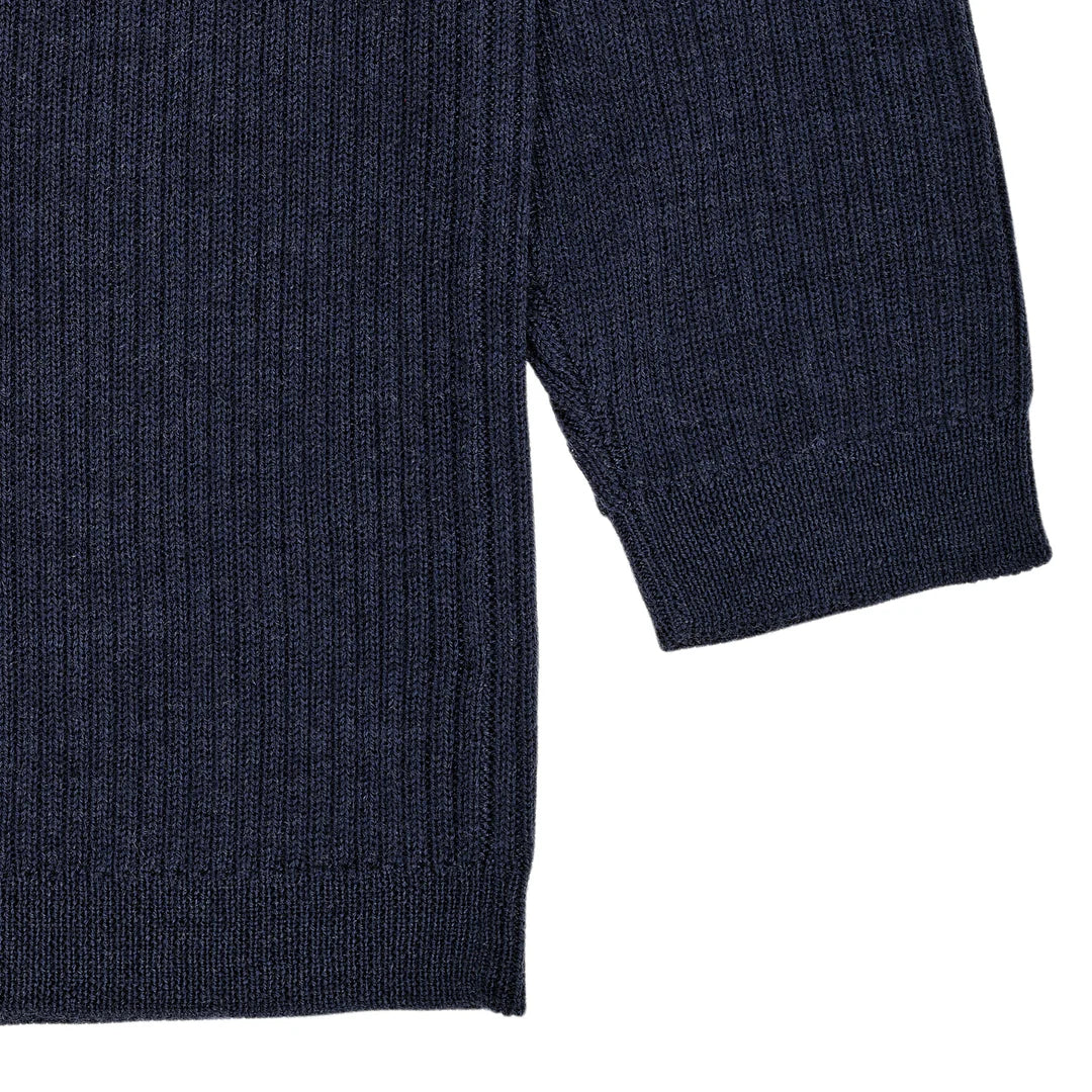 Nahaufnahme vom Ärmel des navy Merino Strickpullovers für Kinder, erhältlich bei Bärechind Winterthur Zürich Schweiz.