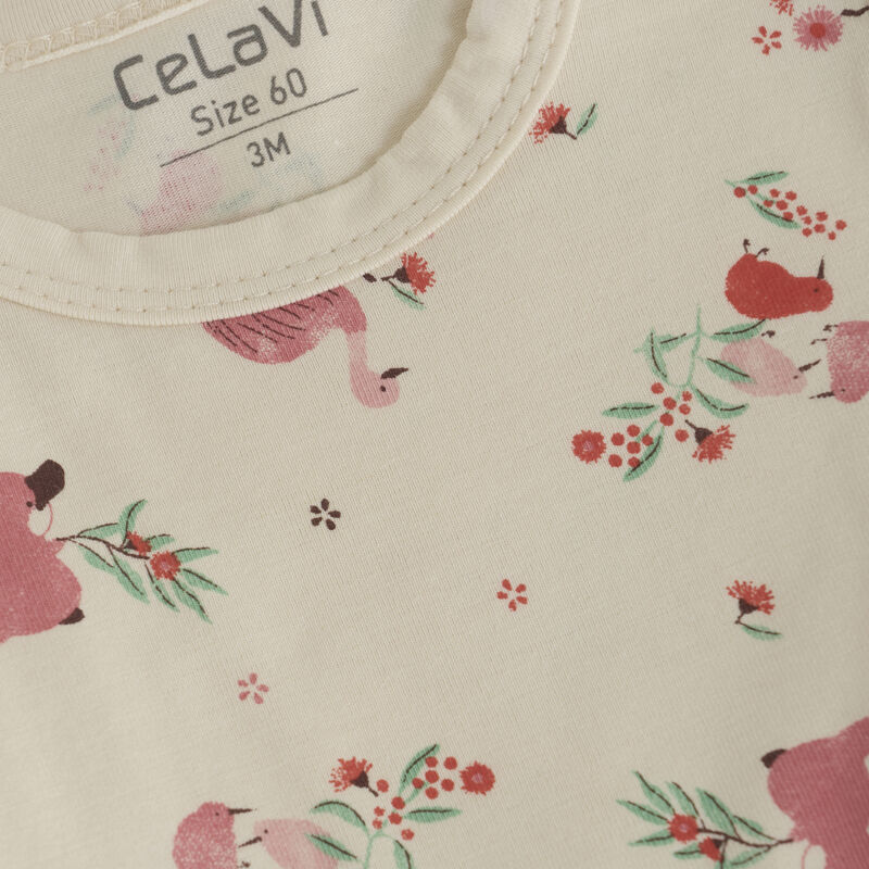 Detailansicht des niedlichen Schnabeltier- und Blumenmusters auf dem Bambus-Strampler von CeLaVi.