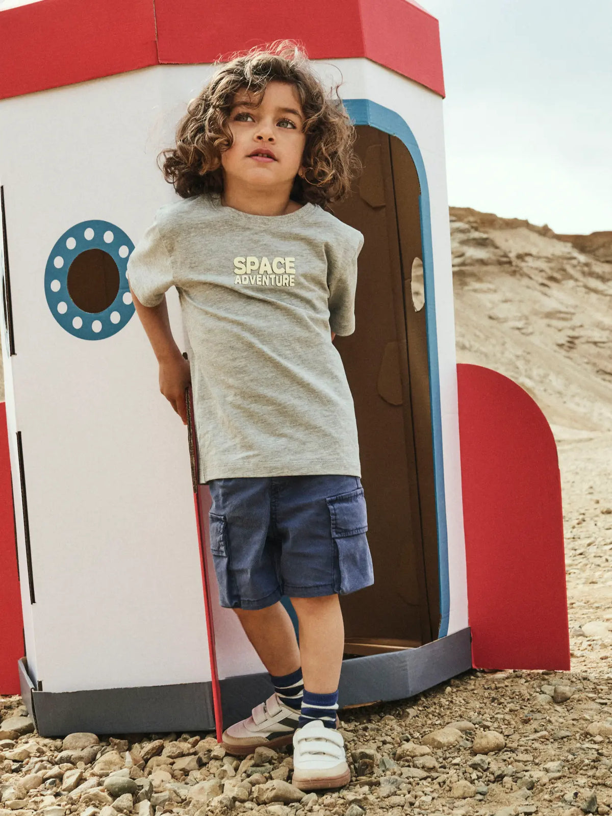 Kind trägt dunkelblaue Cargo Shorts aus Baumwolle von NAME IT, Bärechind Kinderladen Winterthur Zürich Schweiz