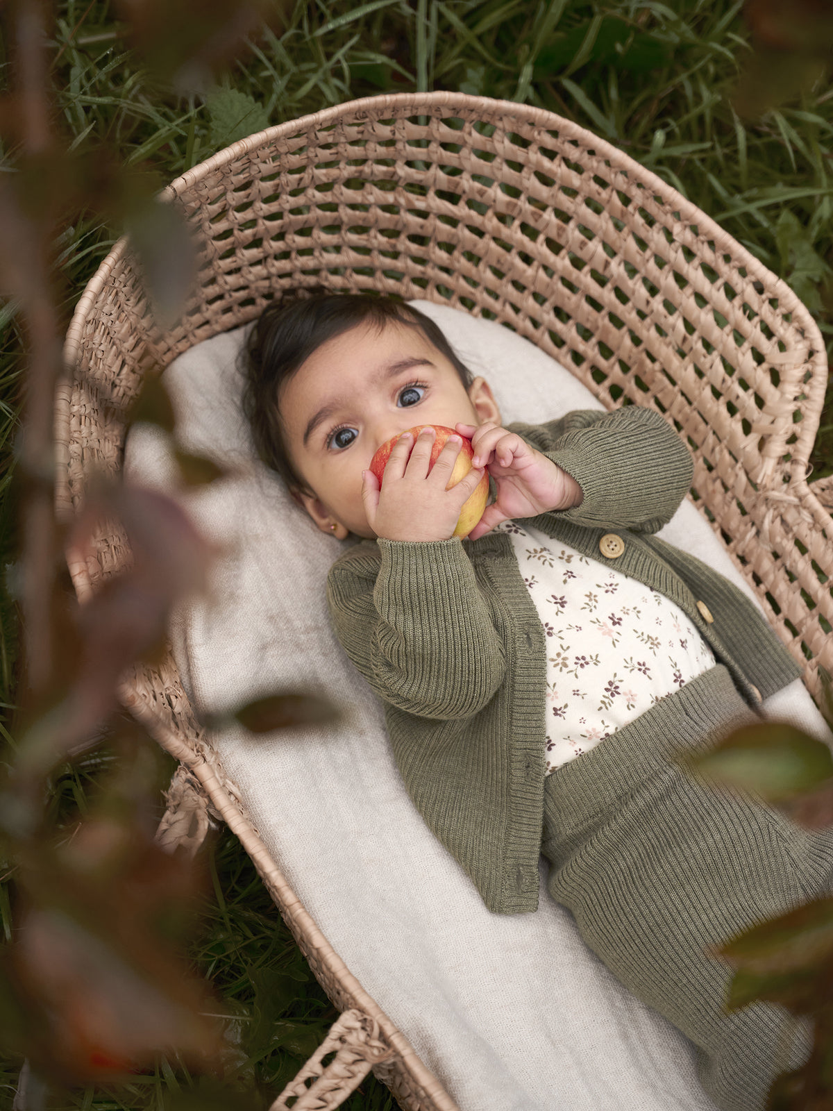 Baby trägt CeLaVi Leggings & Strickjacke aus Wolle beim Spielen – erhältlich im Bärechind in Winterthur, Zürich, Schweiz.