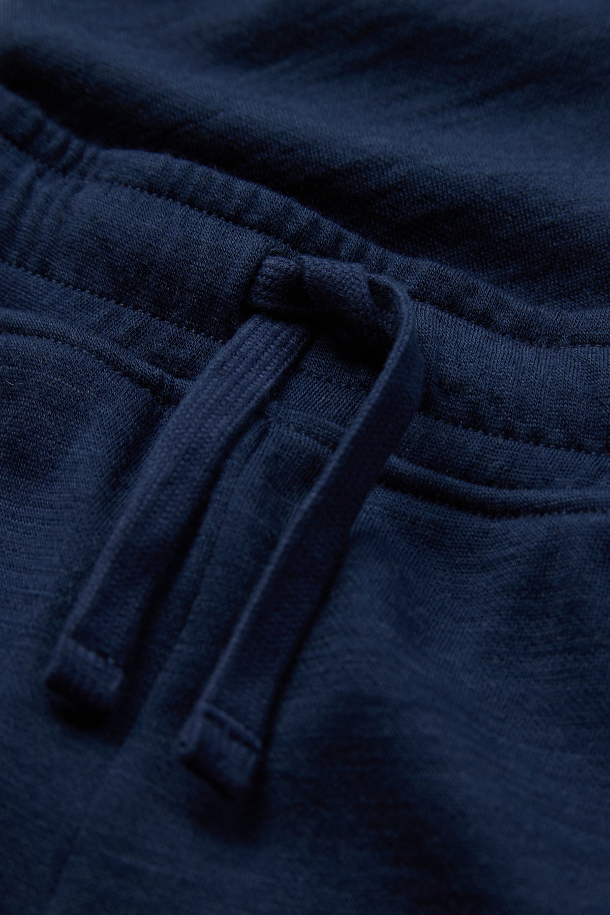 Detailaufnahme der Galon Trainerhose von Hust & Claire in Blues, bei Bärechind
