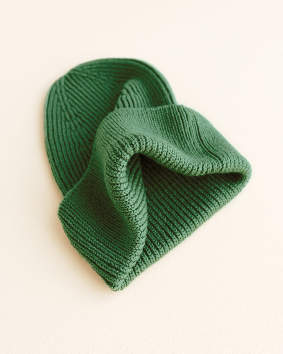 Hvid Fonzie Beanie aus weicher, mulesingfreier Merinowolle in der Farbe Grass bei Bärechind