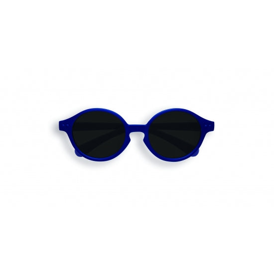 Nachhaltige IZIPIZI Baby Sonnenbrille in Denim Blau für 0–9 Monate mit 100 % UV-Schutz, erhältlich bei Bärechind in Winterthur, Zürich – dein Kinderladen für bewusste Familien