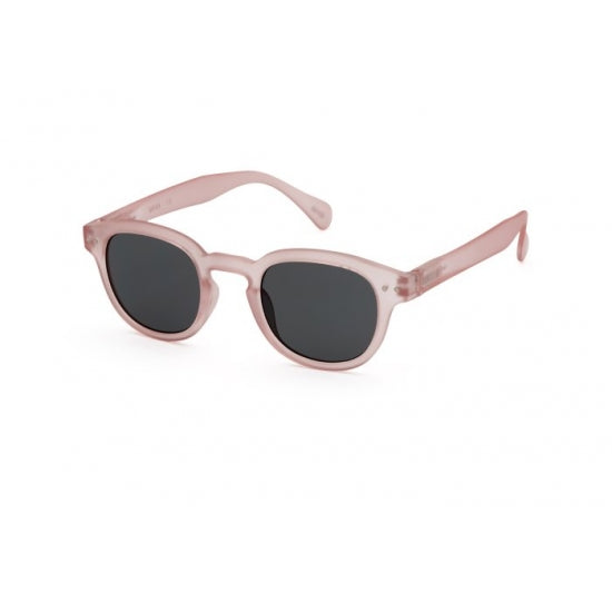 Nachhaltige IZIPIZI Junior Sonnenbrille in Pink für Kinder von 5–10 Jahren mit 100 % UV-Schutz – erhältlich im Bärechind Kinderladen in Winterthur, Zürich