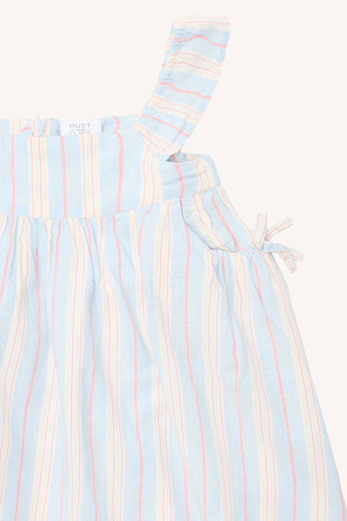 Detailaufnahme vom Brustbereich des Karoline Kleids mit Schleifen-Trägern und Raffung – nachhaltige Kindermode aus Winterthur, Zürich, Schweiz