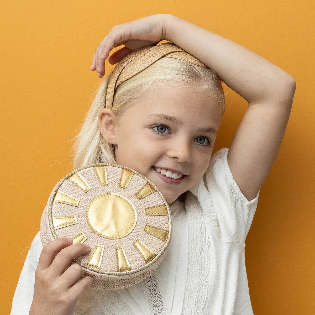 Kind mit Raffia Twist Haarreif – ein verspieltes und elegantes Haaraccessoire für sonnige Tage, erhältlich in Winterthur, Zürich, Schweiz.
