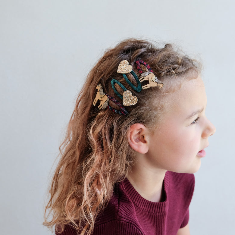 Kind trägt Pferde Haarclips mit Ponys und Herzen, Mimi & Lula, Bärechind Winterthur, Zürich Schweiz.