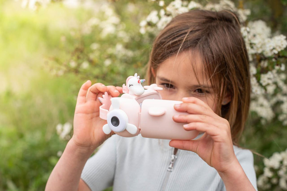 Mädchen fotografiert mit Zoo Family Kinderkamera im Einhorn Design, erhältlich bei Bärechind in Winterthur, Zürich Schweiz.