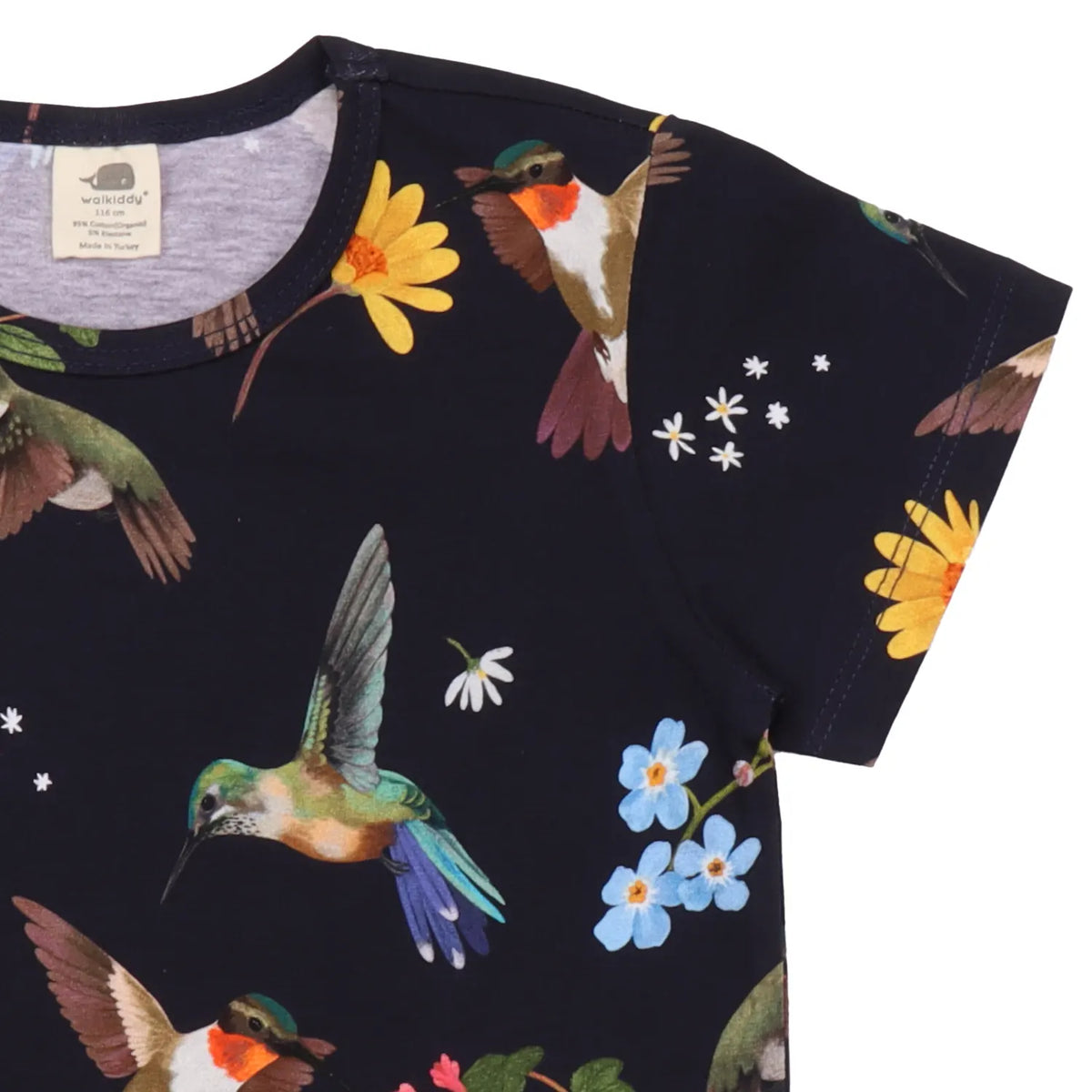 Detailaufnahme des Kolibri- und Blumenmusters auf einem schwarzen Kinder-T-Shirt aus Bio-Baumwolle