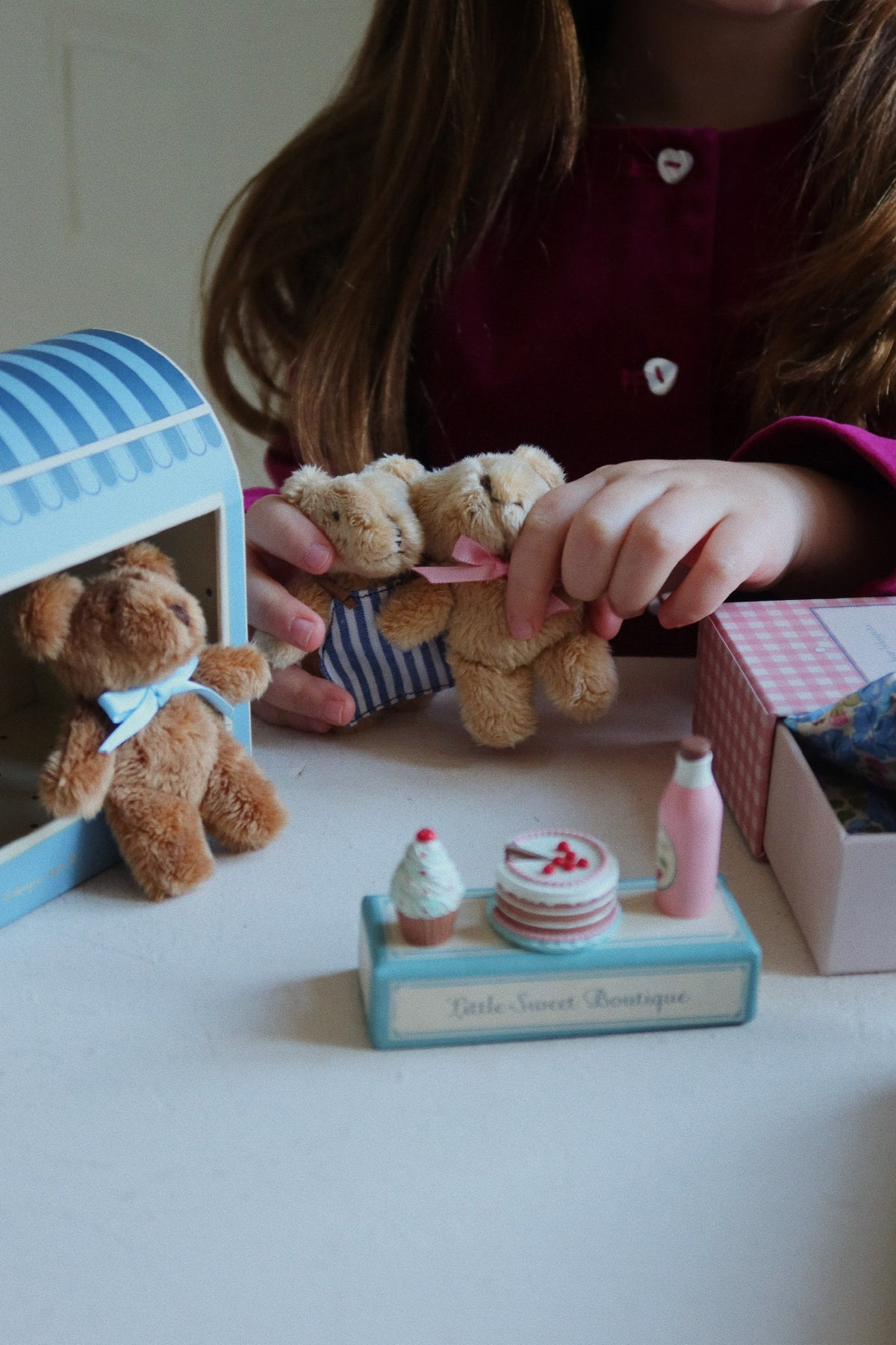 Kind spielt mit dem Konges Sløjd Mini-Teddy Elise
