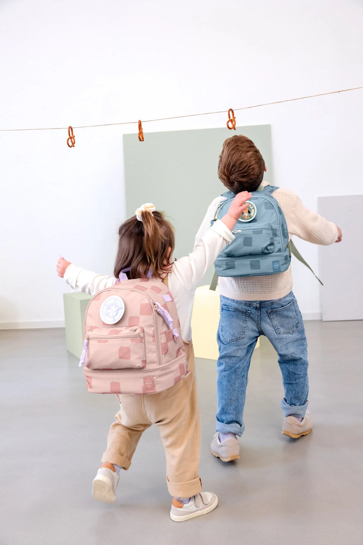 Kind mit LÄSSIG Kindergartenrucksack Mini Pattern Party unterwegs im Alltag