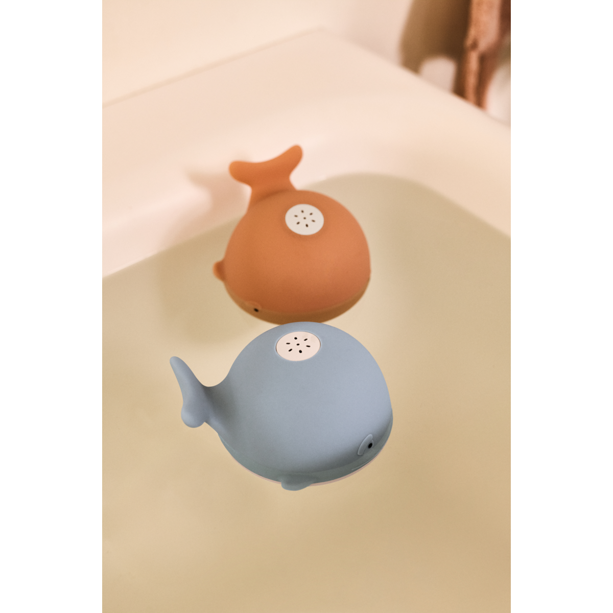 Liewood Galen Badewannen Wal beim Spielen im Wasser, erhältlich im Bärechind Winterthur Schweiz