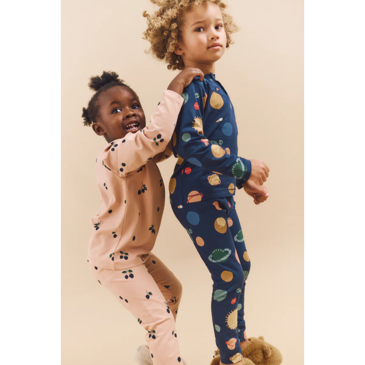 Kinder tragen den LIEWOOD Pyjama mit Weltraummotiv – erhältlich bei Bärechind in Winterthur, Zürich, Schweiz.