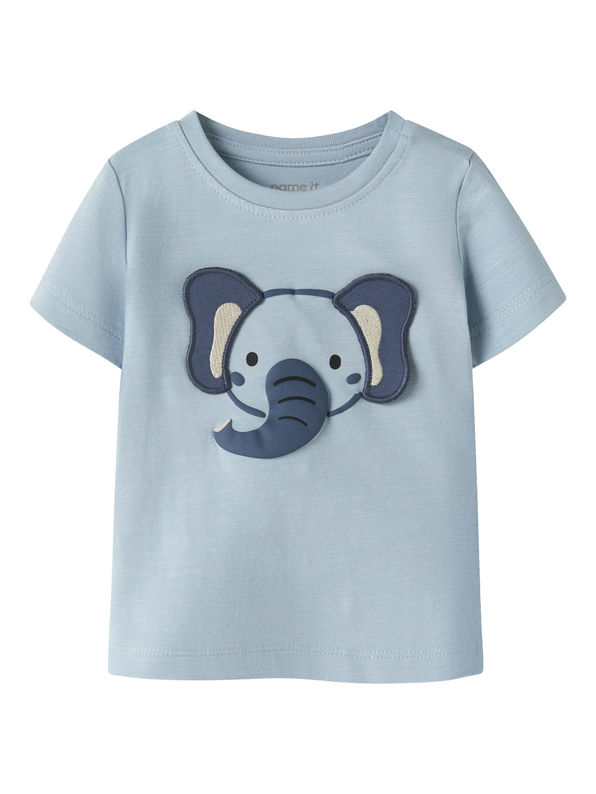 Hellblaues Baby T-Shirt mit Elefantenmotiv von Name It aus der Babykleider Kollektion im Bärechind Winterthur.