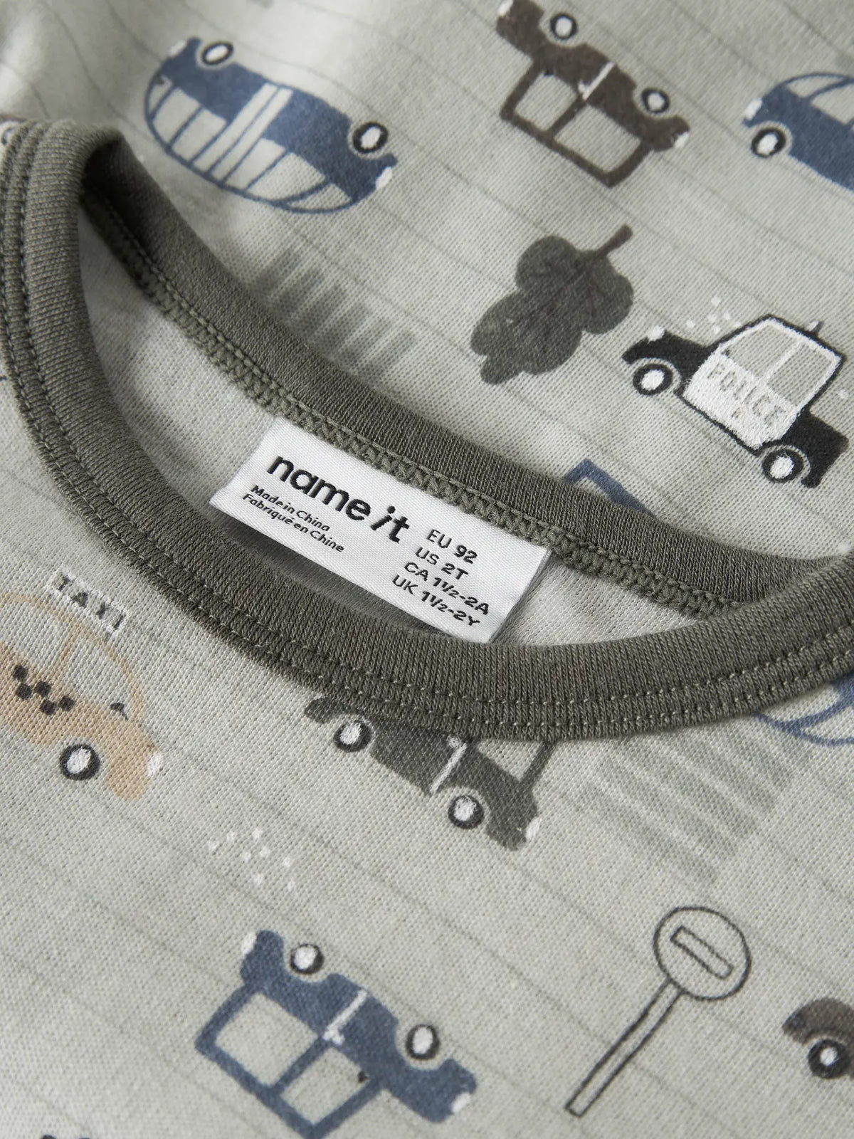 Bärechind, Name It Merino Langarmshirt Mineral Gray, Detailansicht Ausschnitt mit Autoprint