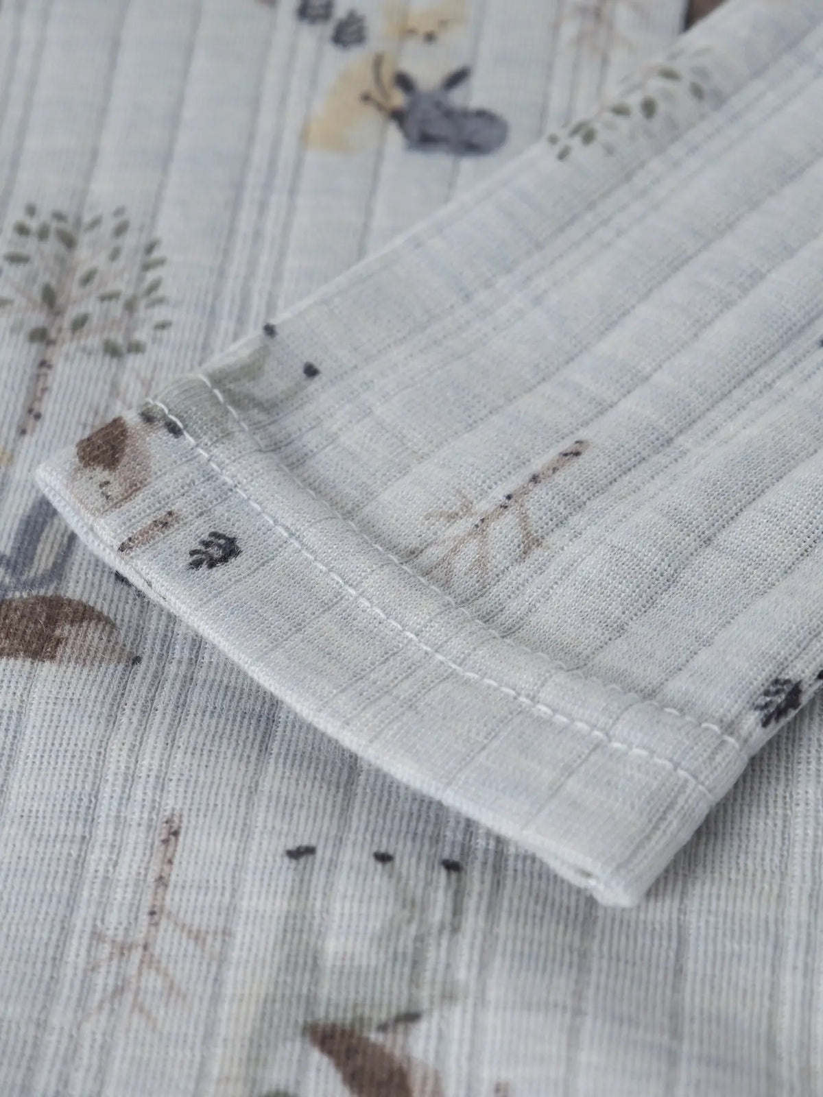Name it Merino Langarmshirt in Arctic Ice bei Bärechind, Detailansicht des Musters