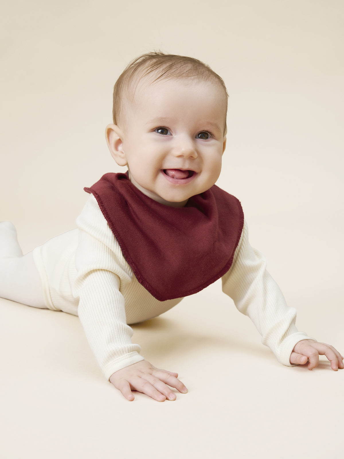 Baby mit Pippi Bandana Lätzchen in new Maroon – weiches, nachhaltiges Babyaccessoire mit Druckknopfverschluss, erhältlich in Winterthur
