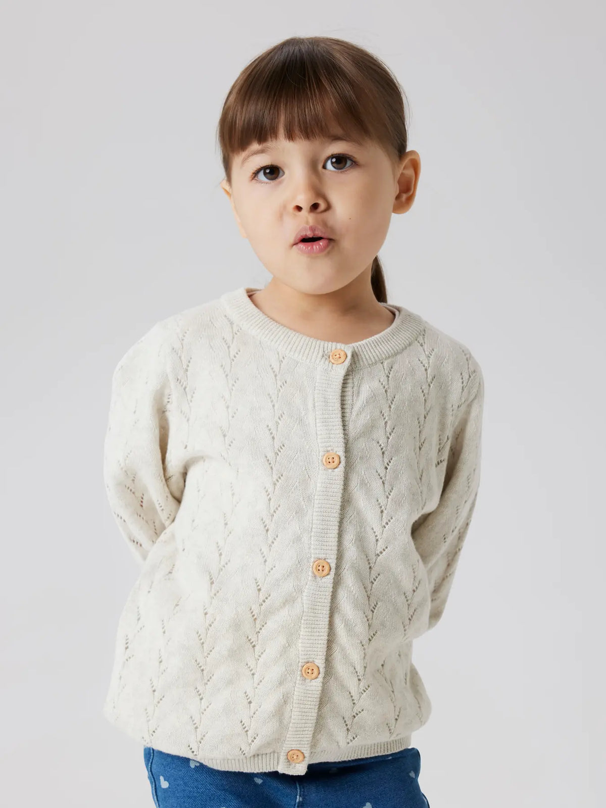 Kind trägt die Strickjacke „NmfBanni“ von name it – verspielt und alltagstauglich