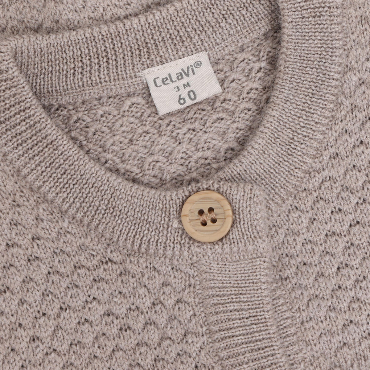Nahaufnahme Strickmuster und Holzknopf CeLaVi Strickjacke Mocha Meringue Melange