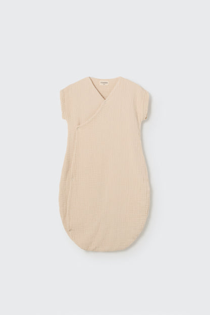 Cozmo Musselin-Schlafsack in Beige – Atmungsaktiver und leichter Schlafsack für Neugeborene.