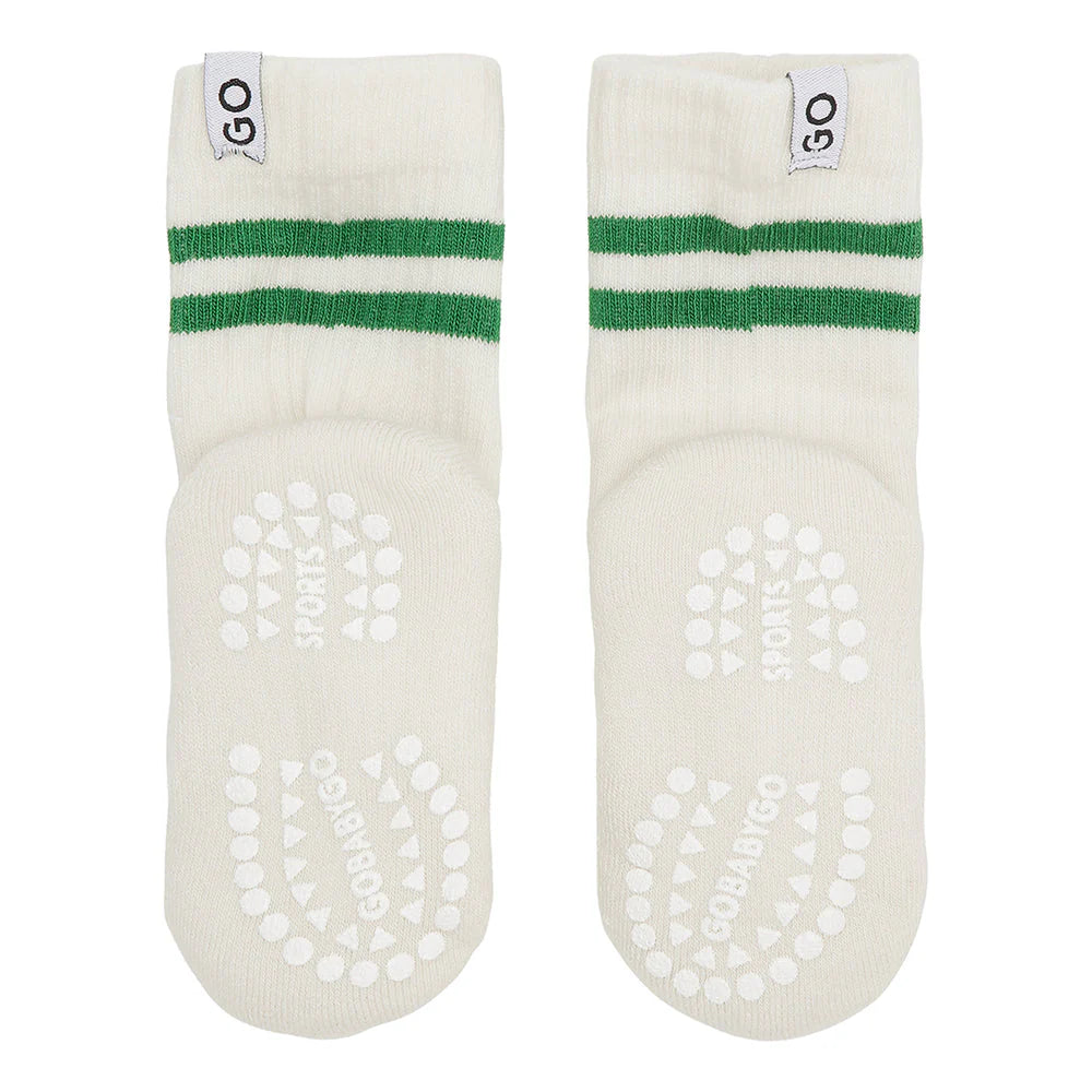 GoBabyGo Anti-Rutsch Socken creme mit grünen Streifen – erhältlich bei Bärechind Winterthur, Zürich, Schweiz.
