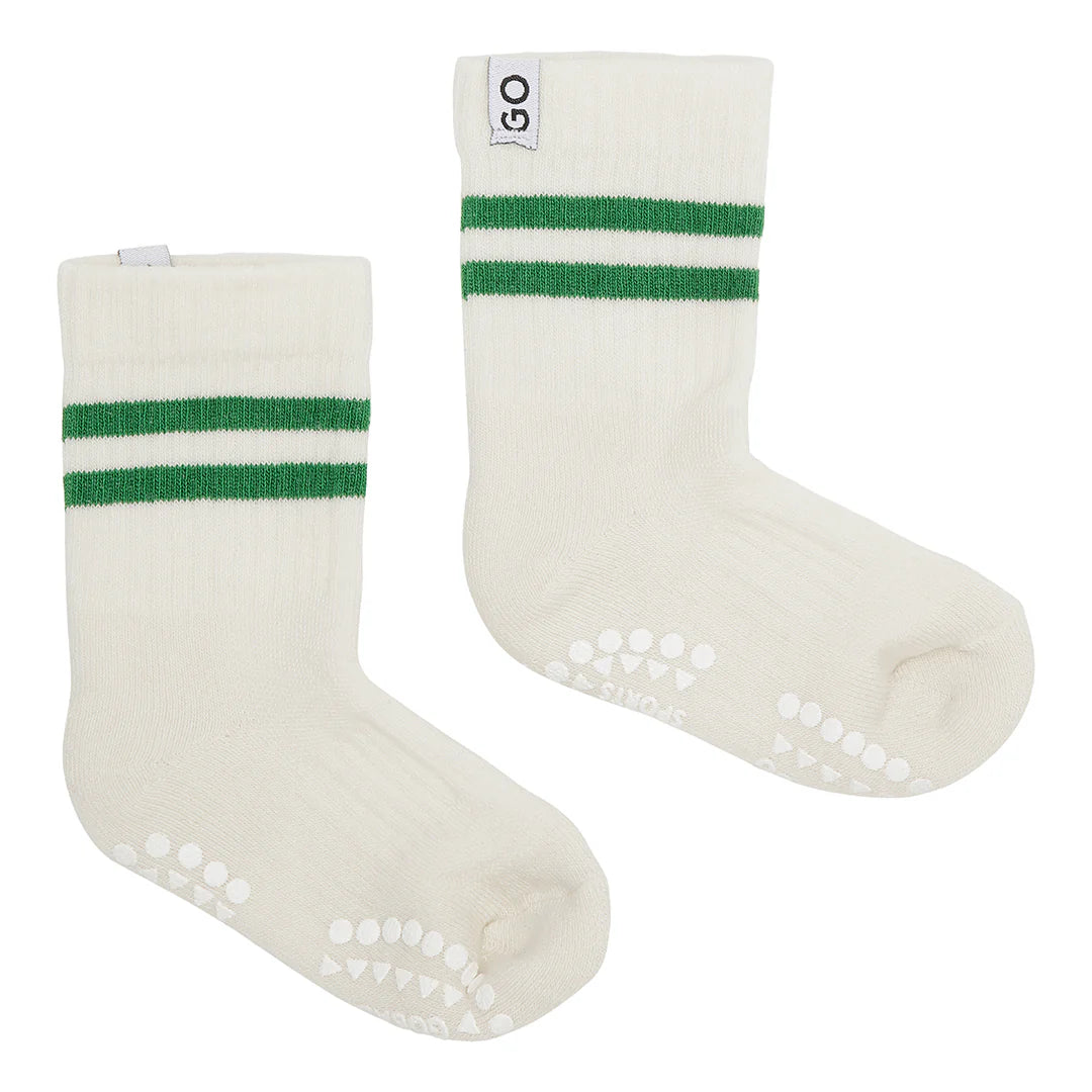 Seitliche Ansicht der GoBabyGo Anti-Rutsch Sportsocken creme mit grünen Streifen – erhältlich bei Bärechind Winterthur, Zürich, Schweiz.
