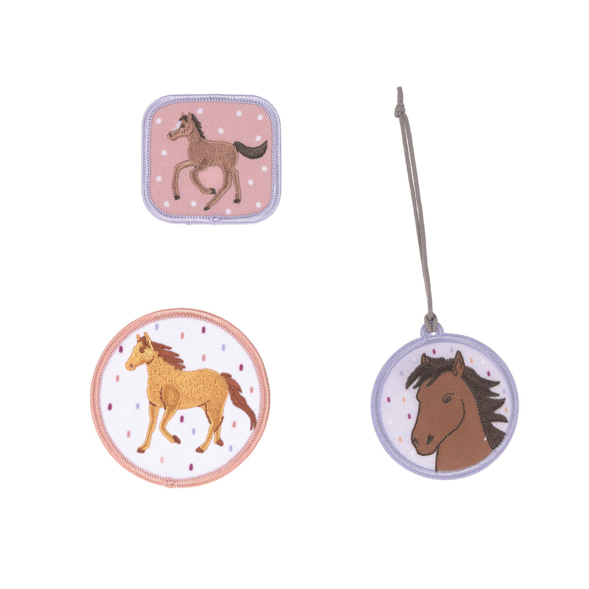 Verpackung des Laessig Patches & Anhaenger Pferd Sets mit einem Pferde-Anhaenger und zwei Patches.
