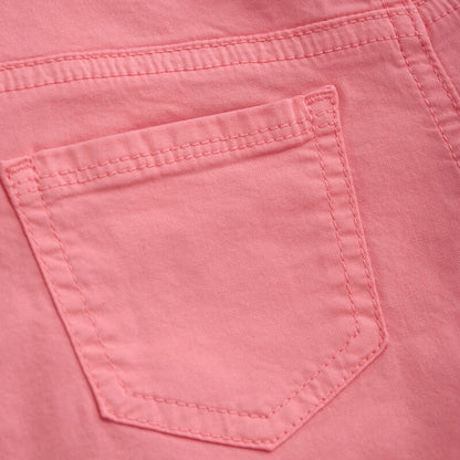 Detailaufnahme der Taschen und Nähte der Minymo Twill Shorts in Pink, aus nachhaltigem Material.