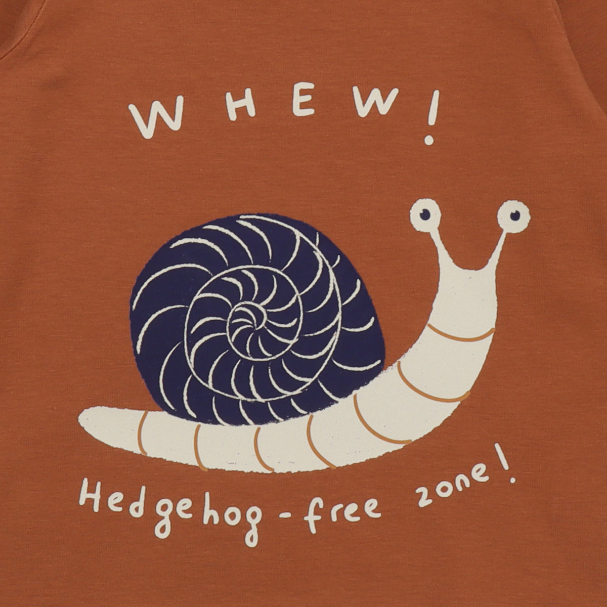 Detailansicht des Schnecken-Motivs „Hedgehog-free zone!“ auf rostbraunem Shirt – Bärechind, Winterthur, Zürich, Schweiz.