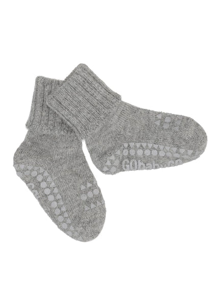 GoBabyGo Alpakawollsocken für Babys in Braun – Vorderansicht, warm und rutschfest