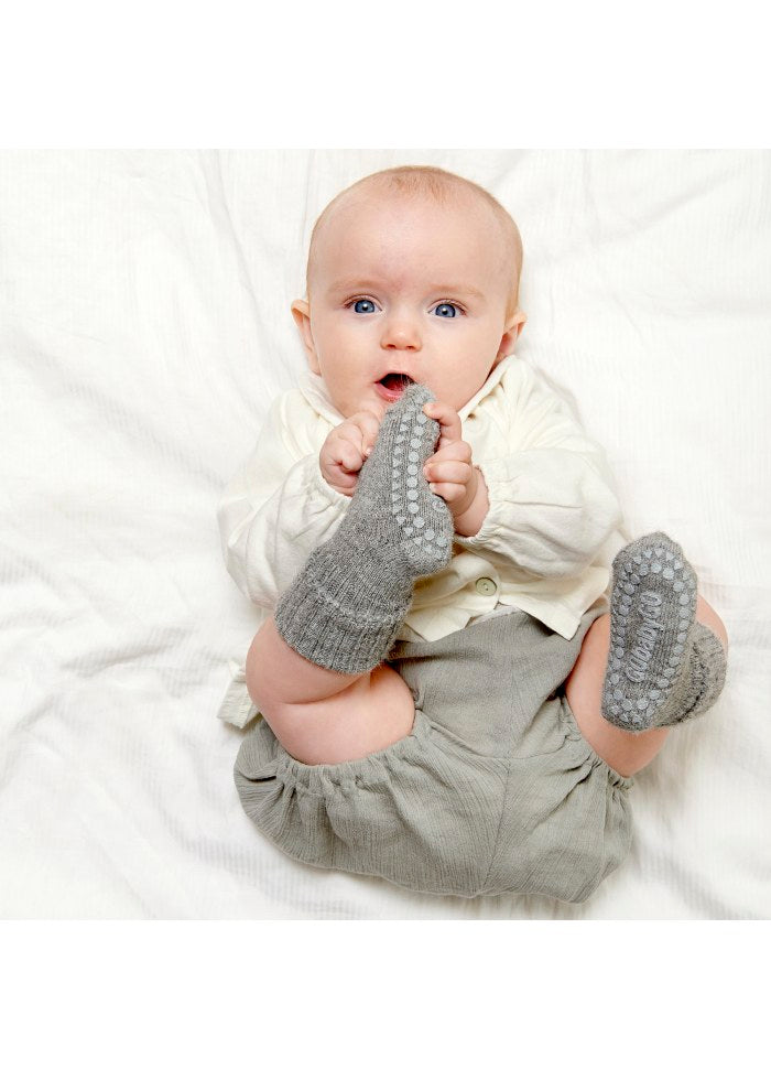 Baby trägt GoBabyGo Alpakawollsocken beim Liegen – rutschfest und wärmend im Bärechind, Winterthur