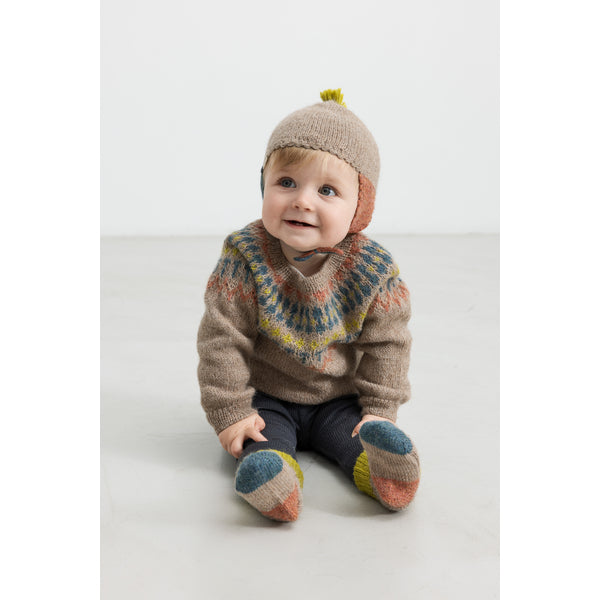 Baby trägt MarMar Azusa Socken Multicolour Block – weiche Alpakawolle