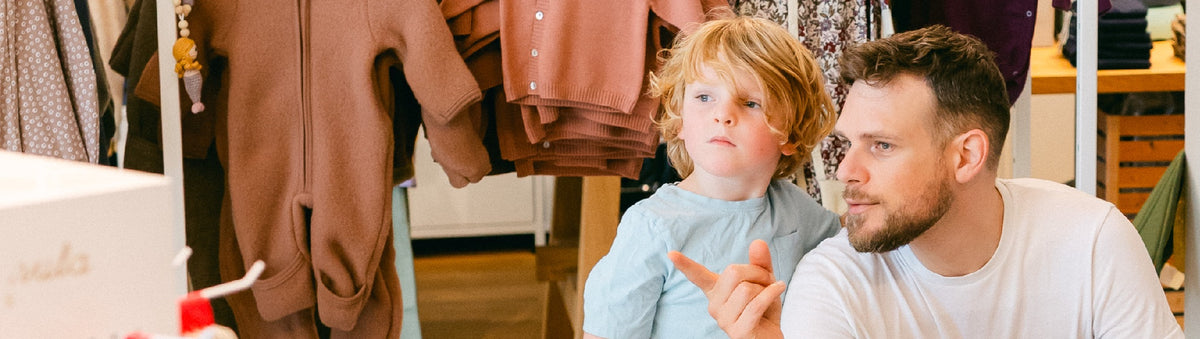 Familienladen Bärenchind in Winterthur – Vater und Kind entdecken gemeinsam nachhaltige Kinderkleidung im Laden