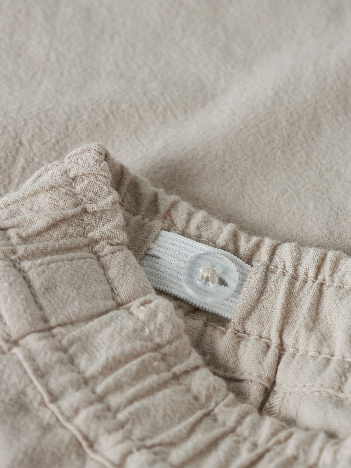 Detailansicht elastischer Bund der leichten Baumwoll Hose in Beige von NAME IT im Kinderladen Bärechind Winterthur Zürich Schweiz kaufen