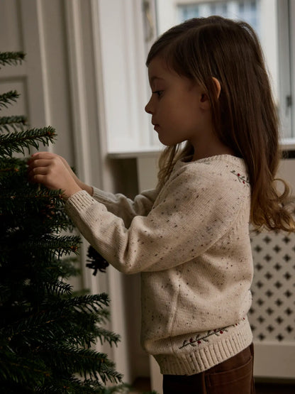 Bärechind Lil'Atelier Weihnachtspulli, getragen am Weihnachtsbaum