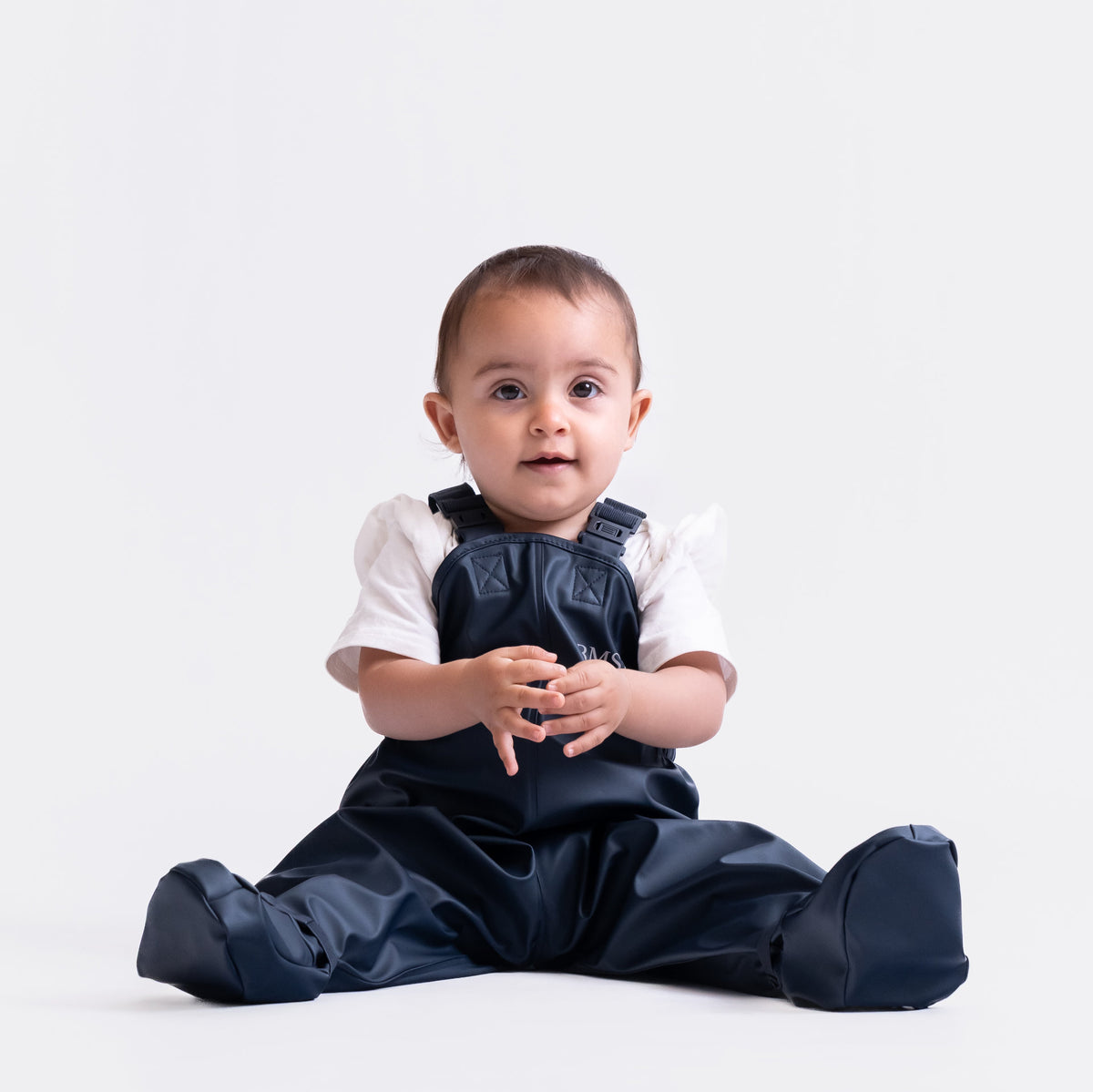 Baby trägt den BMS BabyBuddy Navy beim Sitzen und Spielen