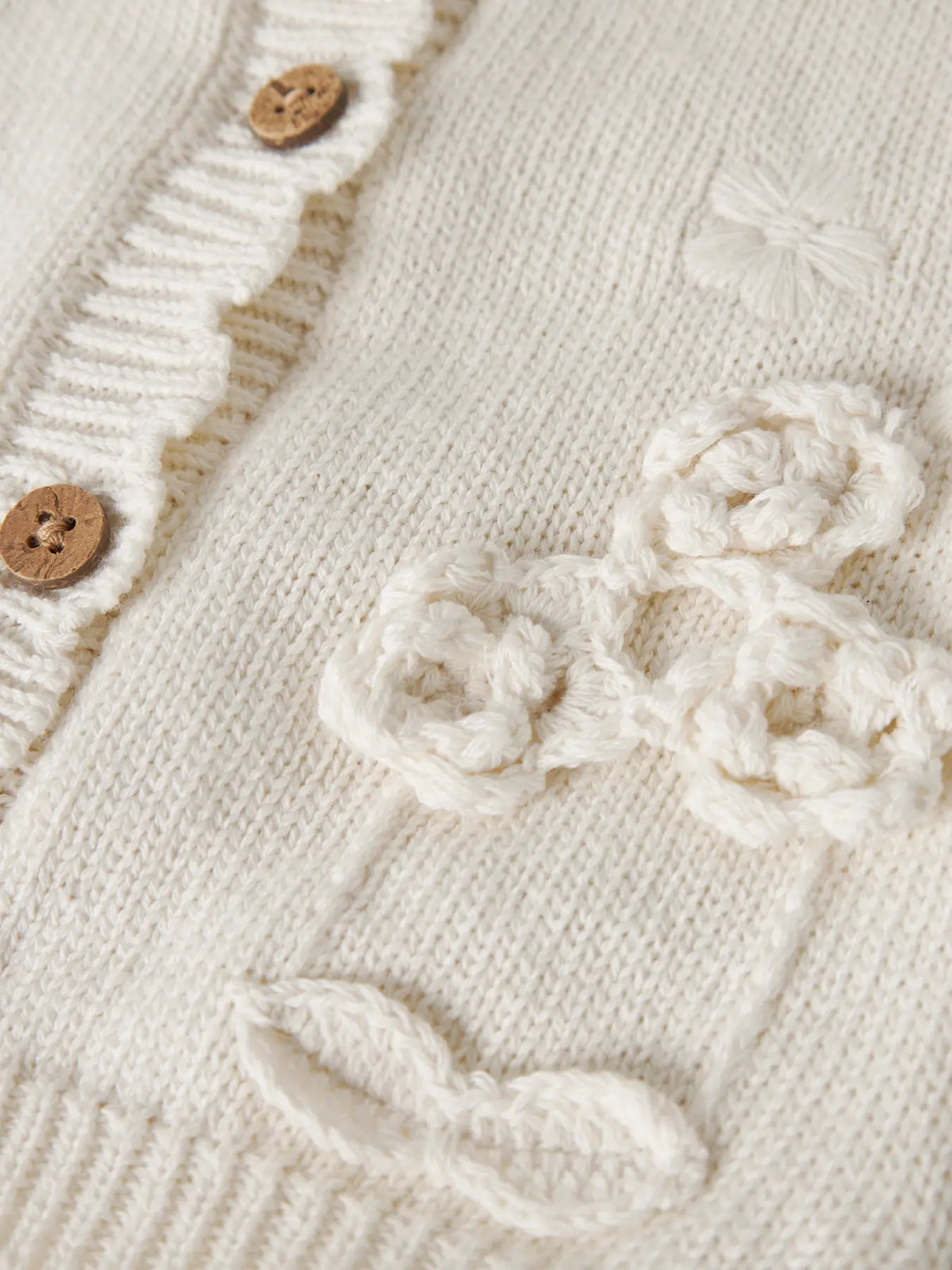 Detailansicht Blumenapplikationen und Knöpfe am Strickcardigan von Lil’ Atelier im Bärechind Winterthur Zürich Schweiz