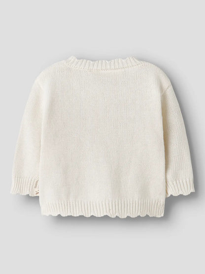 Rückansicht cremefarbener Baby-Cardigan aus Strick von Lil’ Atelier im Bärechind Winterthur Zürich Schweiz