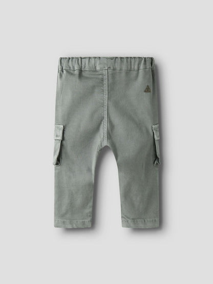 Shadow-graue NAME IT Kinder Cargo-Hose aus TENCEL™, Rückseite, erhältlich bei Bärechind Winterthur Zürich Schweiz.