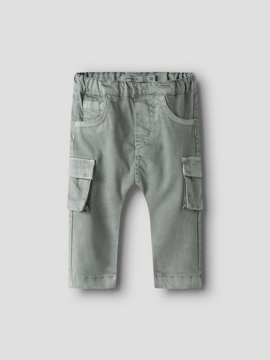 Shadow-graue NAME IT Kinder Cargo-Hose aus TENCEL™, erhältlich bei Bärechind Winterthur Zürich Schweiz.