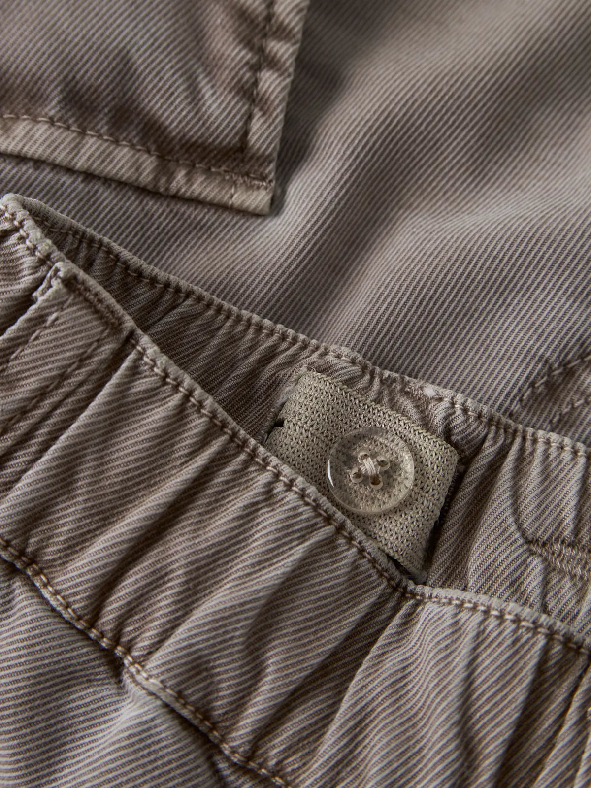 Detailansicht elastischer Bund Cargo Shorts Baumwolle Beige NAME IT im Bärechind Kinderladen Winterthur Zürich Schweiz
