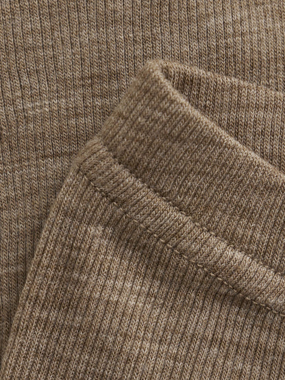 Detailansicht des weichen Wollstoffs der CeLaVi Baby Leggings – Farbe Dusky Green, im Bärechind in Winterthur, Zürich, Schweiz.