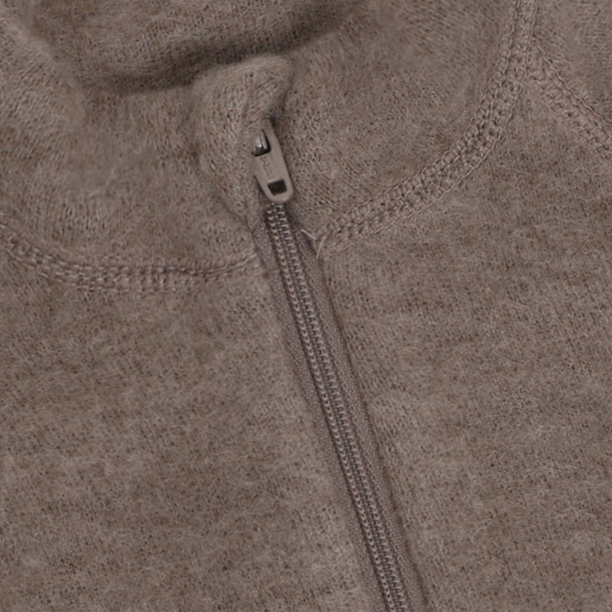 Detailansicht des durchgehenden Reissverschlusses der Wollfleecejacke