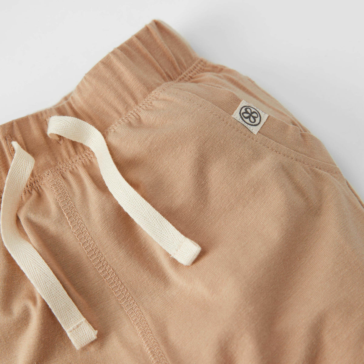 Detailaufnahme elastischer Bund mit Kordelzug der UV-Joggerhose von CLOBY