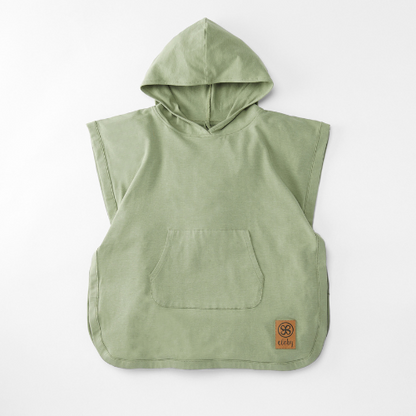 Cloby UV-Poncho in Olive Grün – Weicher, atmungsaktiver Poncho mit UPF 50+ Sonnenschutz für Kinder. Erhältlich im Kinderladen in Winterthur, Zürich, Schweiz.
