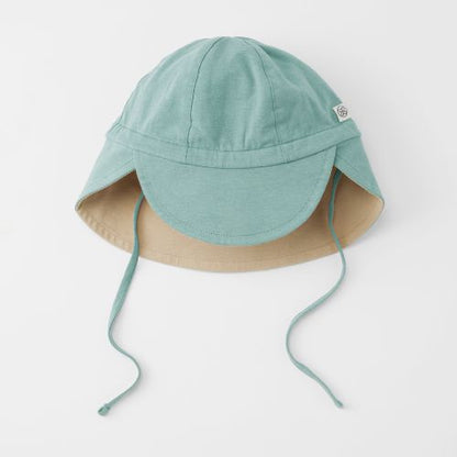 Cloby UV-Sonnenhut in Sea Blue – Wendemütze mit UPF 50+ Schutz für Babys. Weiches Material aus Bio-Baumwolle und Bambus. Erhältlich in Winterthur, Zürich, Schweiz.