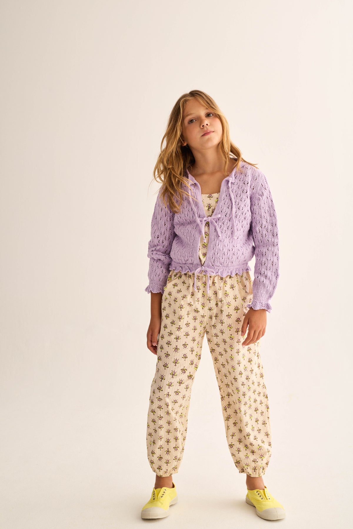 Kind trägt Cozmo Jumpsuit mit Blumenprint – sommerlich und verspielt, im Bärechind Winterthur