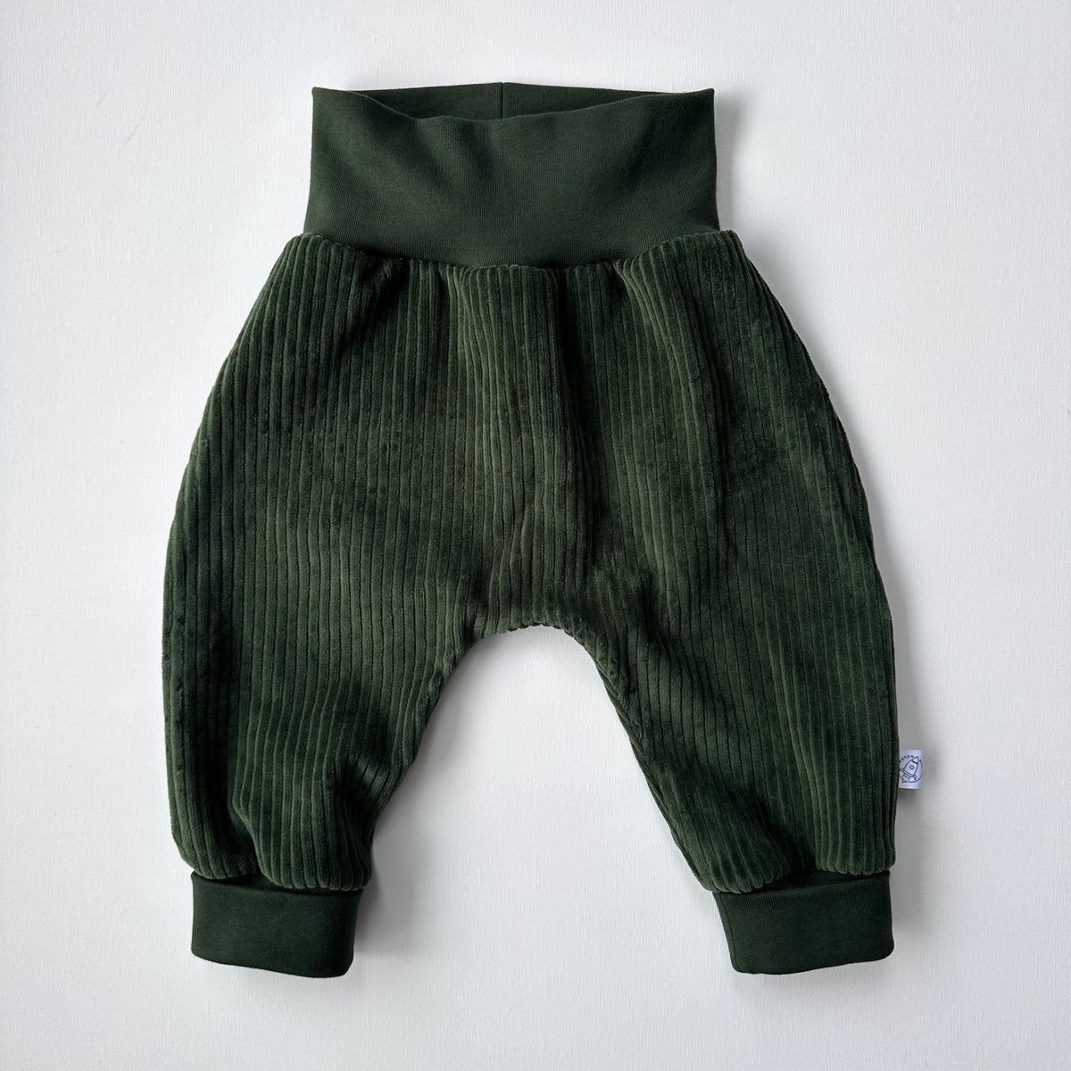 Grüne Cordnicky-Hose aus Bio-Baumwolle, handgemacht von Raketenkind, erhältlich im Bärechind in Winterthur, Zürich Schweiz.